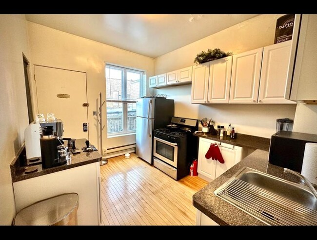 Primary Photo - 1 bedroom in Chicago IL 60657