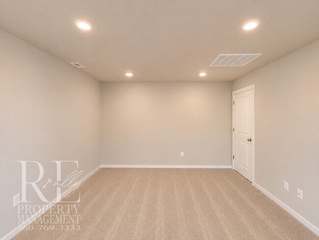Building Photo - 6657 Yorktown Pl NE