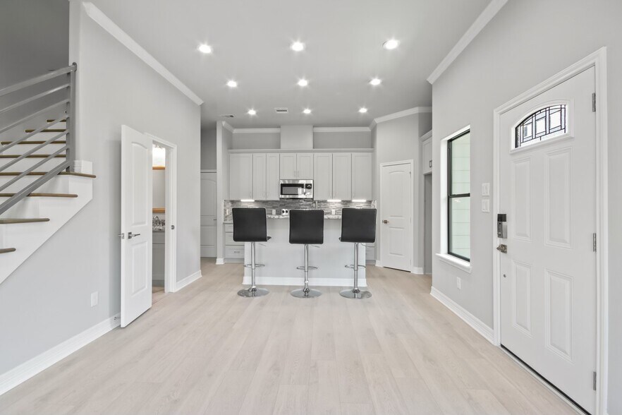 Building Photo - 5415 Bacher St