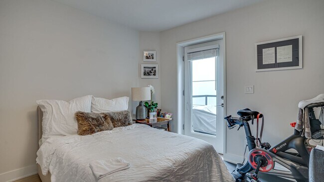 Building Photo - Luxurious Living in NW DC!