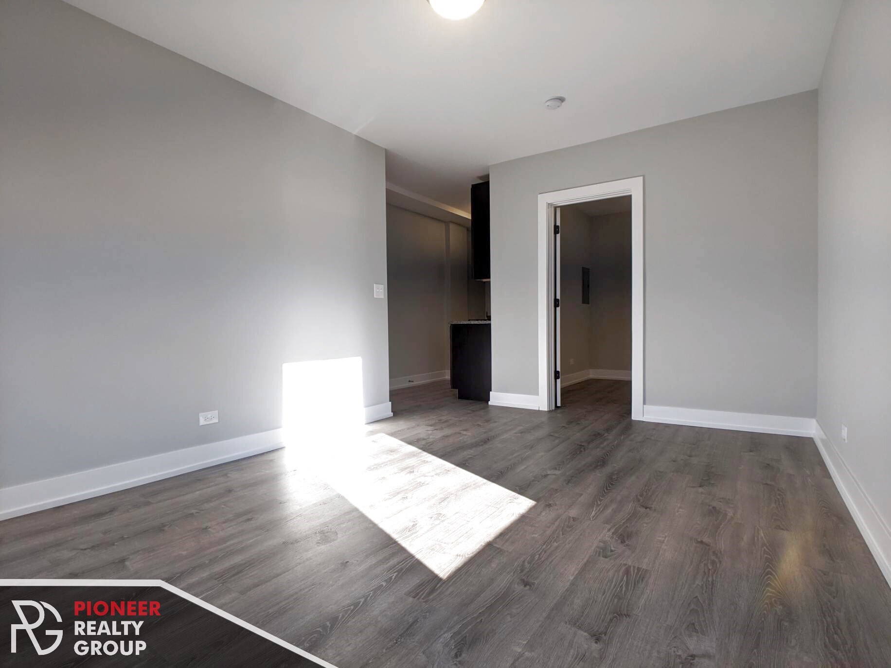 Building Photo - 709 W Brompton Ave