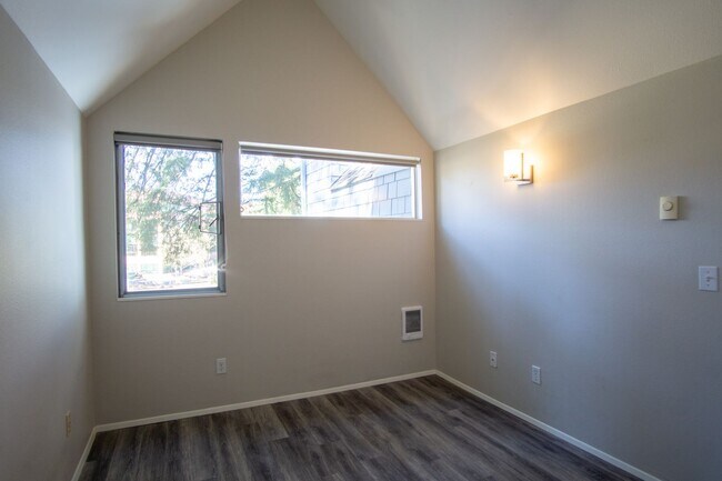 Building Photo - Fantastic Lake Oswego 2Bdr w/Fireplace, Dishwasher & W/D + Balcony