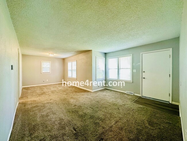 Building Photo - Cozy, Ranch Style Home w/ Stainless Steel ...
