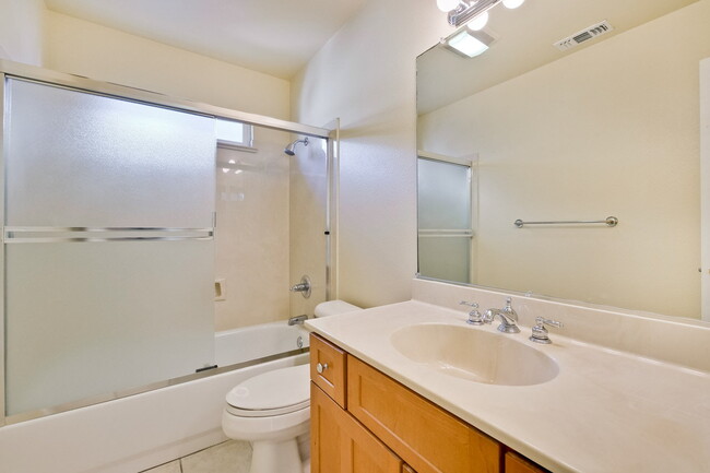 Building Photo - Large, Bright and Beautiful 3BR/2.5BA/2,195sf home in great condition!