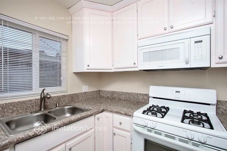 Building Photo - 13207 S Largo Ave