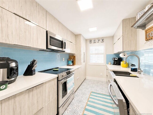 Building Photo - 10044 S Ocean Dr