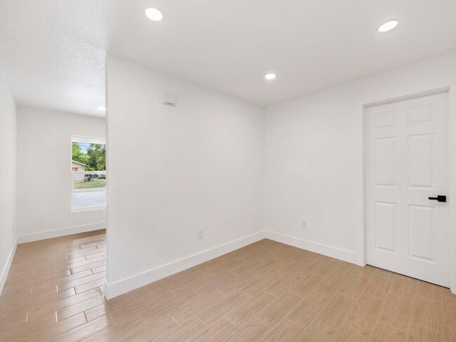 Building Photo - 4866 33rd Ave