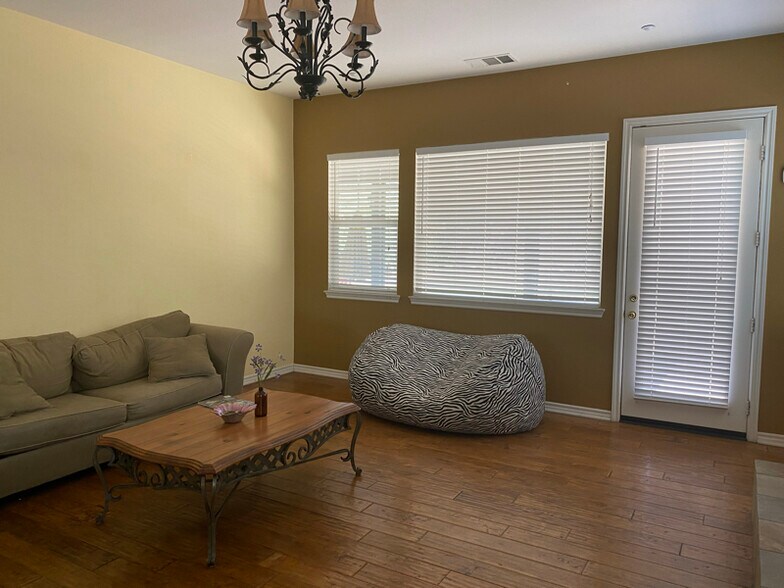 Building Photo - 17 S La Salle St