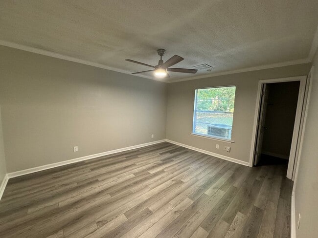 Building Photo - Beautifully Redone