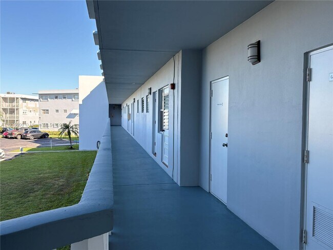 Building Photo - 2223 Park Ln