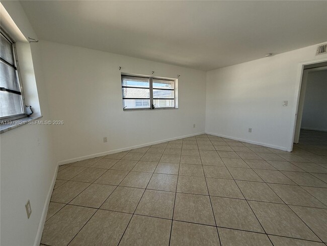 Building Photo - 15201 NE 6th Ave