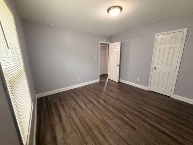Building Photo - Beautiful 2 bedroom Apartment!