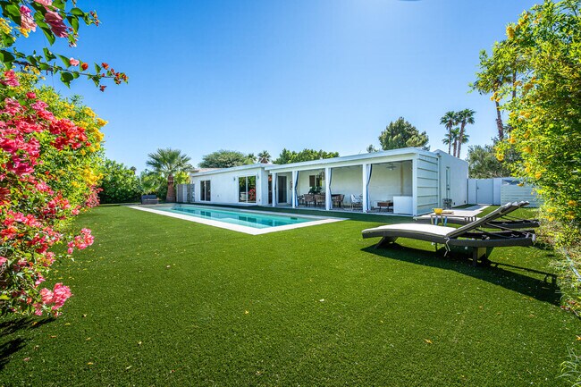 Building Photo - 2748 E Via Escuela