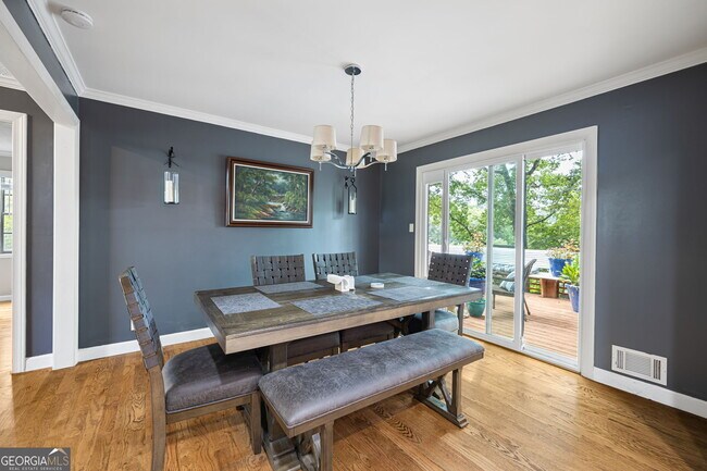 Building Photo - 2076 Lake Ridge Terrace