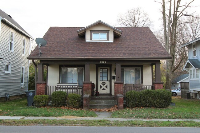 Building Photo - PRELEASING for AUGUST! Convenient Campus Living | 4BR with Fenced Yard & Covered Parking