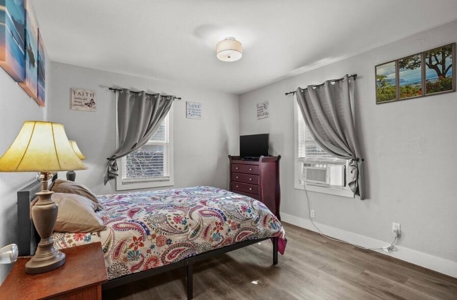 Building Photo - 80 Loma Vista Way