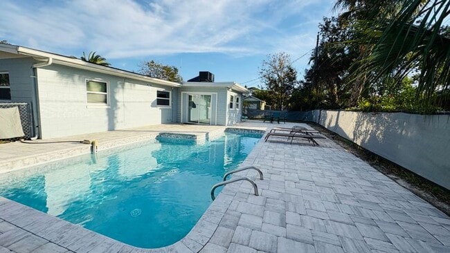 Building Photo - Spacious 4-bedroom 2-bathroom pool home