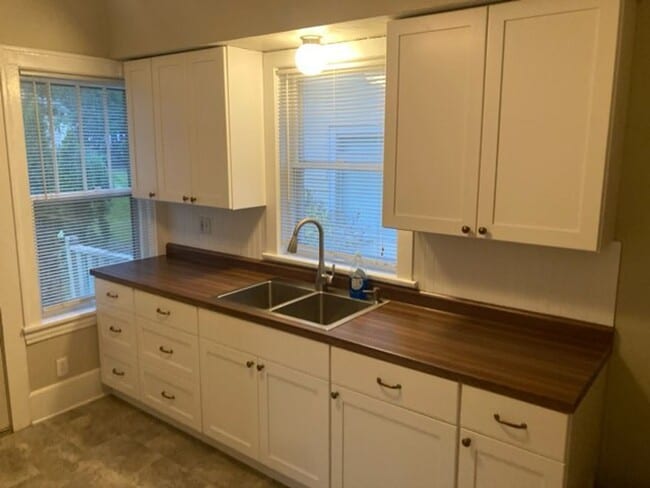 Building Photo - AVAILABLE SEPTEMBER 1st - 2 Bedroom, 1 Bat...