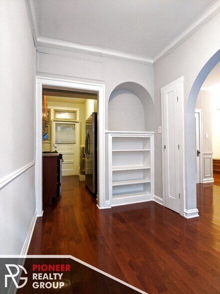 Building Photo - 546 W Surf St