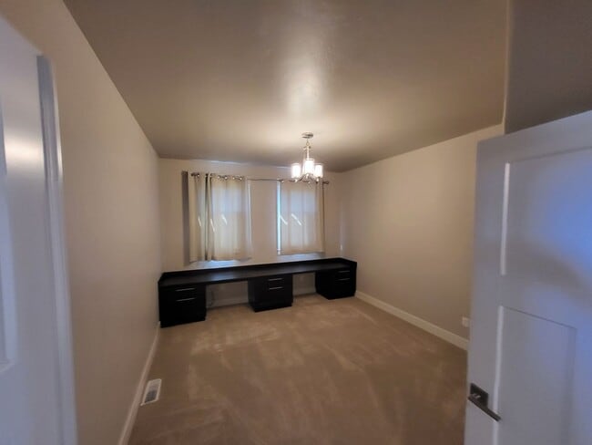 Building Photo - 4581 SW Zenith Point Ct