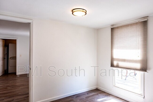 Building Photo - 3402 W Van Buren Dr