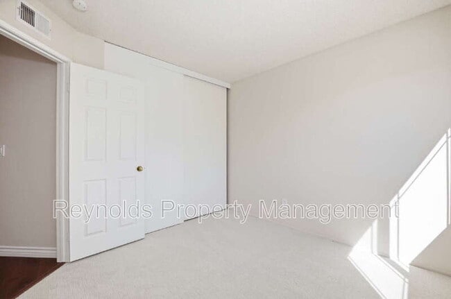 Building Photo - 9462 Pipilo St