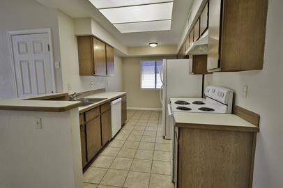 Building Photo - $500 move-in credit!!  Summertree Condos