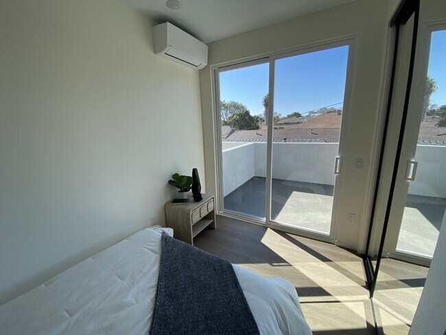 Building Photo - 3042-3044 J St