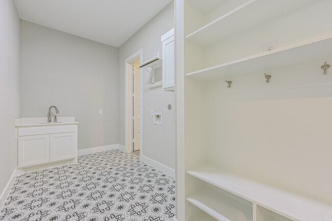 Building Photo - 10334 Fountain Shore Dr