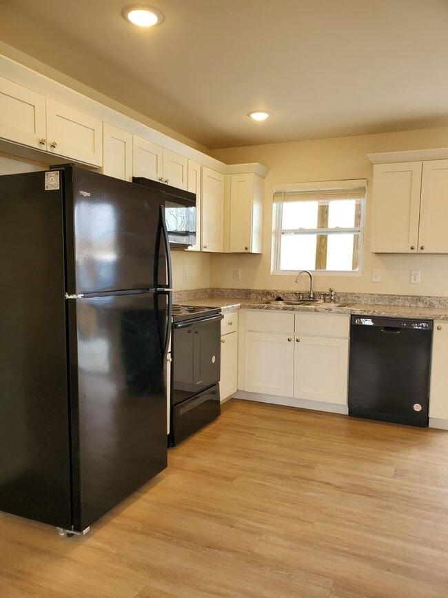Building Photo - 323 Cedar Cove Ln