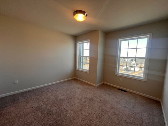 Building Photo - Move- In Ready 3 Bedroom Townhome!