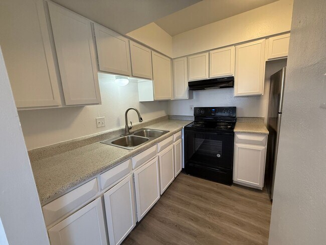 Building Photo - MOVE IN SPECIAL