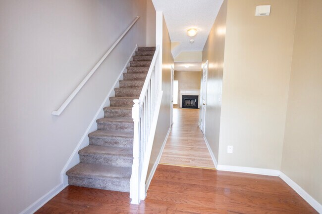 Building Photo - 2833 Parkway Close