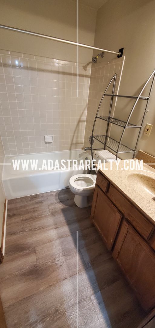 Building Photo - Affordable Duplex in Blue Valley School District-Available NOW!!