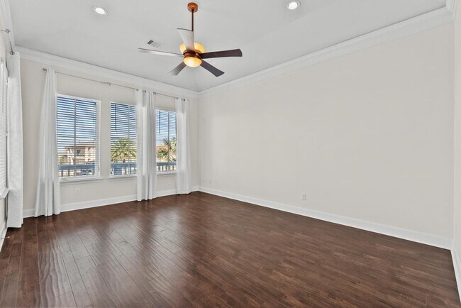 Building Photo - 2727 E Bayshore Dr