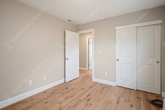 Building Photo - 3BR - 2BA Modern Living in a Quiet Cul-de-Sac