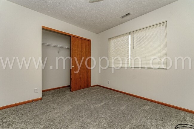 Building Photo - Bright and Spacious 4 Bedroom Home | Bellevue