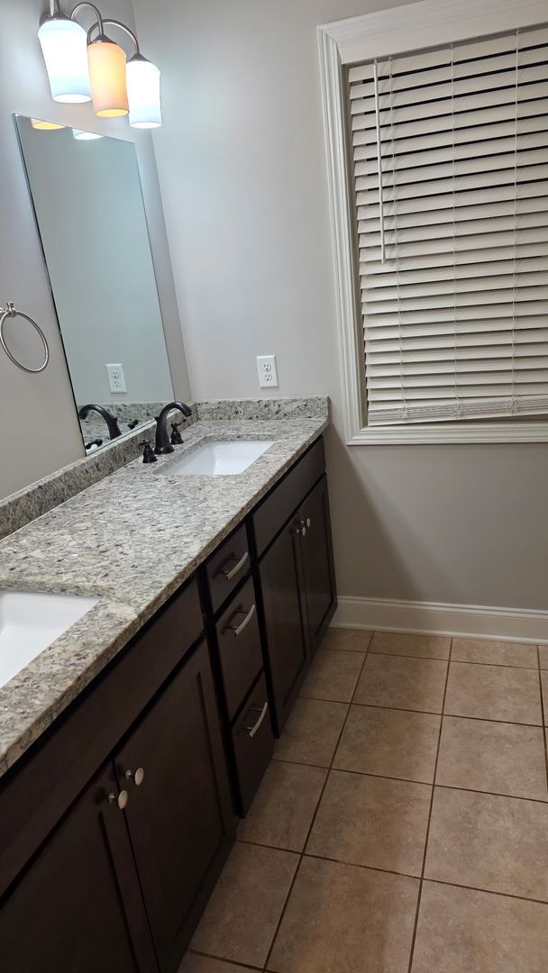 Building Photo - Great 3 Bedroom 2 Bath home w Garage