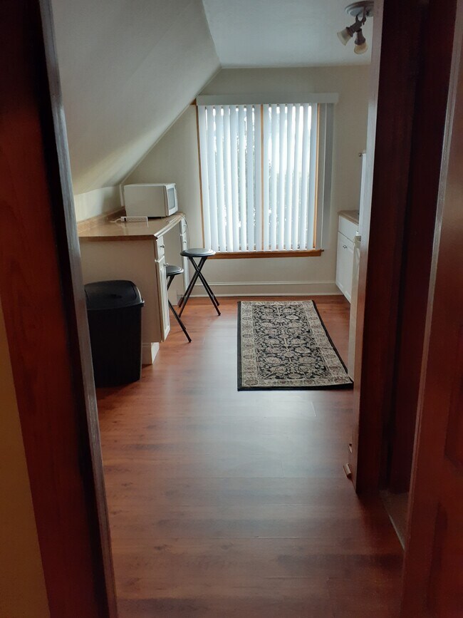 Building Photo - 944 Woodlawn St