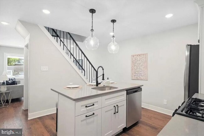 Building Photo - 396 Ripka St