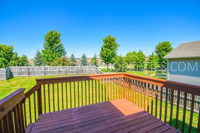 Building Photo - 3 bed 2.5 bath Single Family Home with fenced in yard!