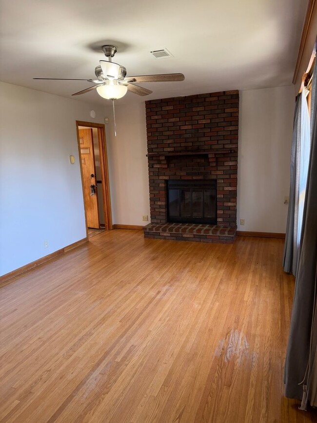 Building Photo - 4 bd 2 ba including a basement apartment in a great East Nashville location