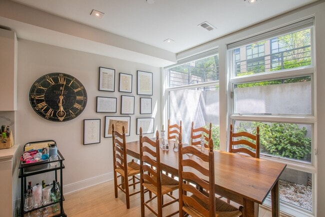 Building Photo - Stunning 2 BR/2 BA Condo in Lanier Heights!