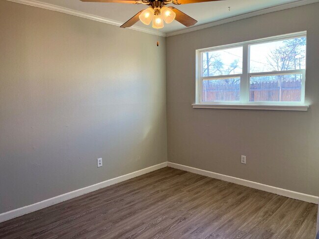 Building Photo - Cute 2/1 Duplex in Great Location!