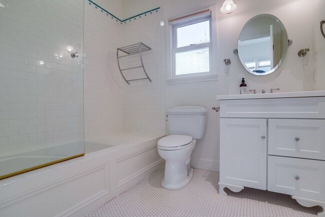 Building Photo - Beautiful 4 Bed/4 Bath Family Home w/pool Available Now!!