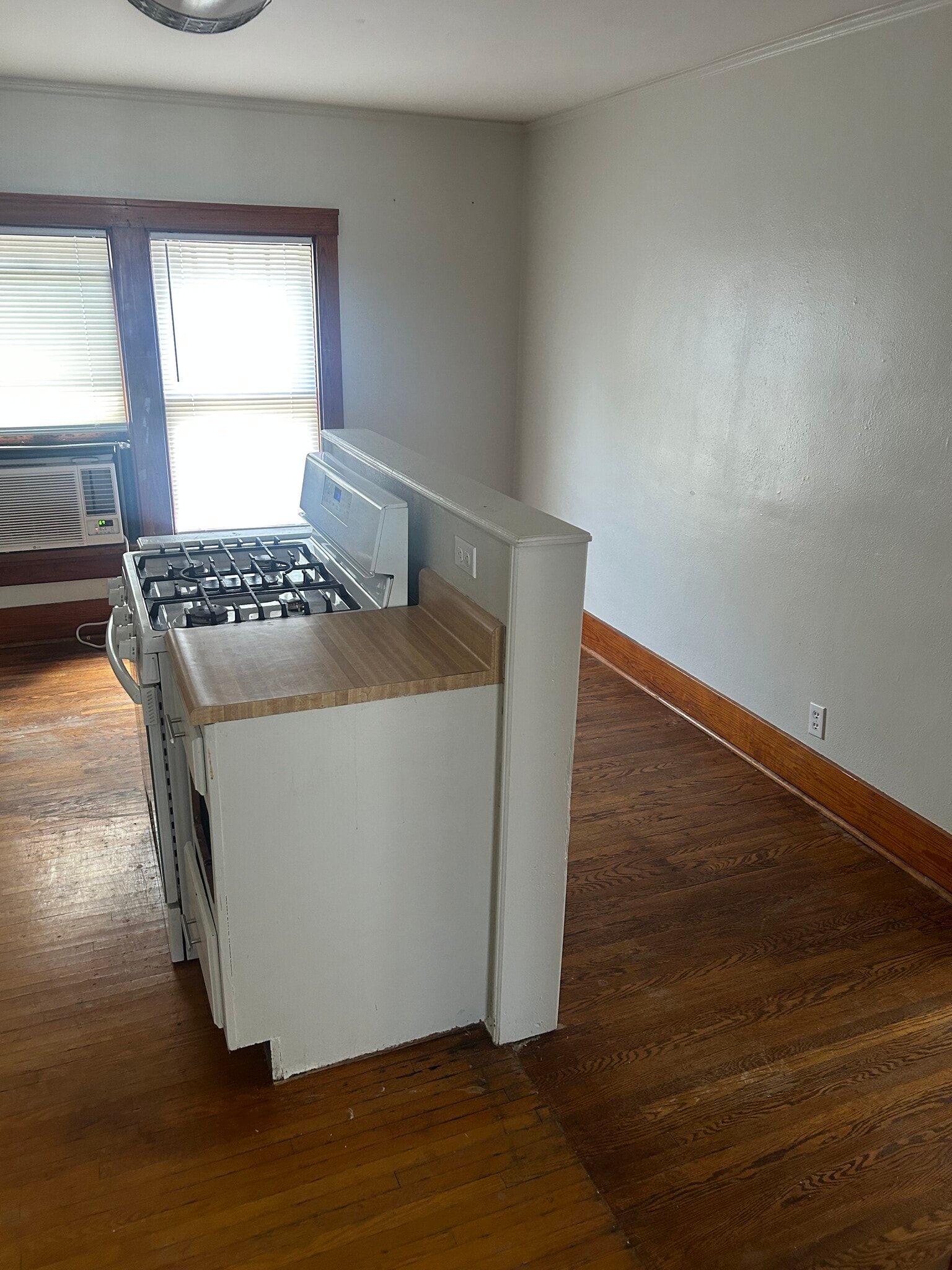 Building Photo - 415 E Frye Ave