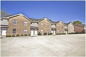 Building Photo - 2 Bedroom 1.5 Bathroom Townhome