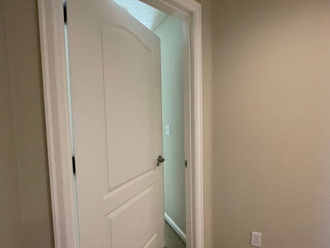 Building Photo - 5 Bed 2.5 Bath + a Den in Tigard/Bull Mountain - Solar Panels, Central A/C and More!