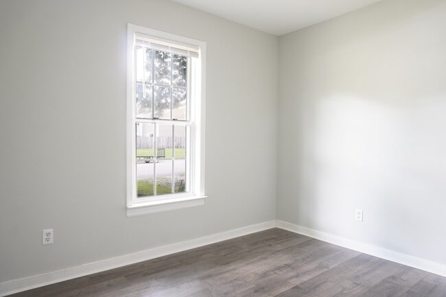 Building Photo - 8001 Clovertree Ct