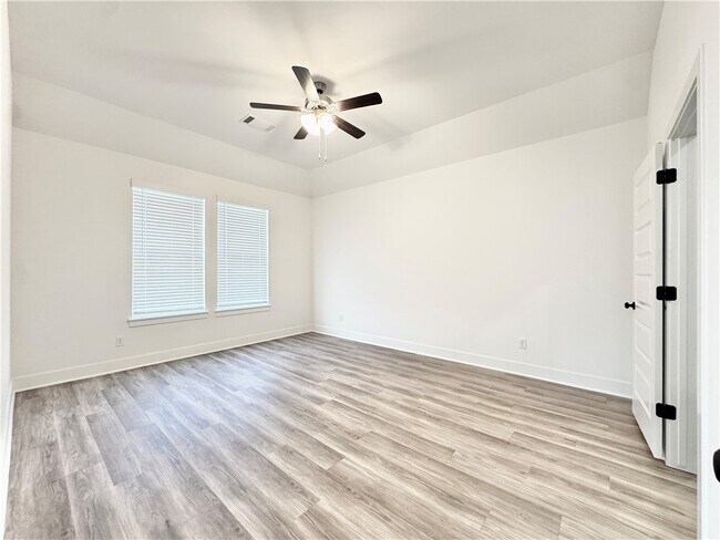 Building Photo - 569 W Canada Dr